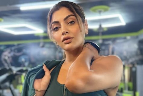 Akanksha Puri in Two-Piece Workout Gear Says "Let My Back Do the Talking"