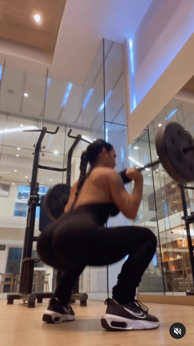 Lis Vega does squats