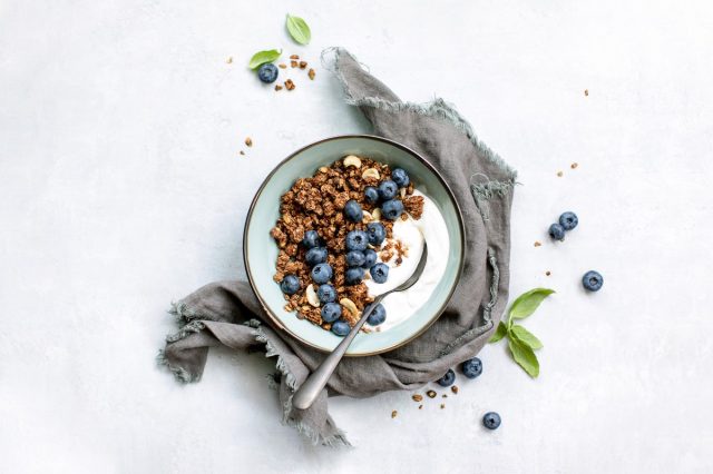 Granola,And,Blueberry,Breakfast,With,Plain,Yogurt,Served,In,A