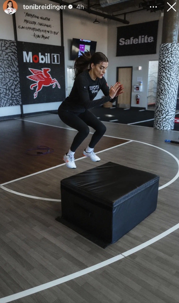 Toni Breidinger does box jumps