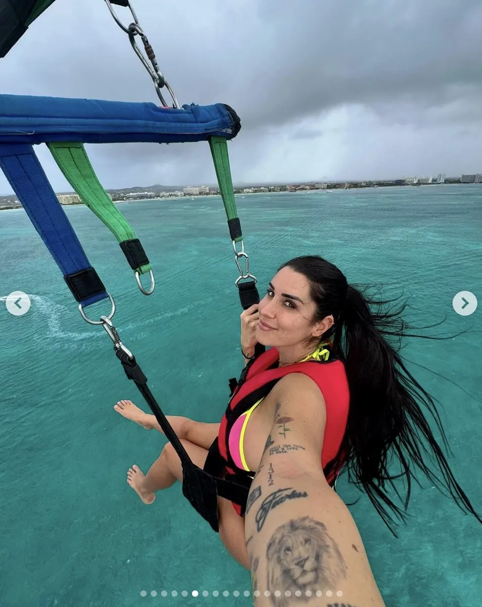 Valentina Vignali parasails in Aruba while vacationing with friends