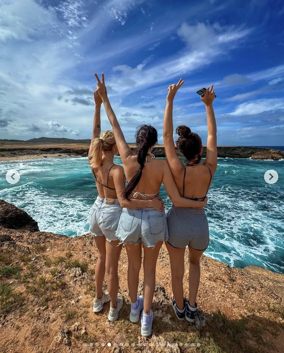 Valentina Vignali hikes with er girlfriends while in Aruba