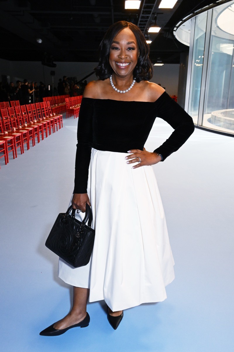 Looking classic in black and white, Shona Rhimes arrives to Carolina Herrera