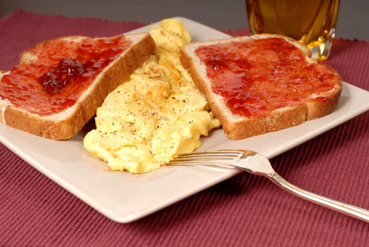 Omelette with toast and jelly