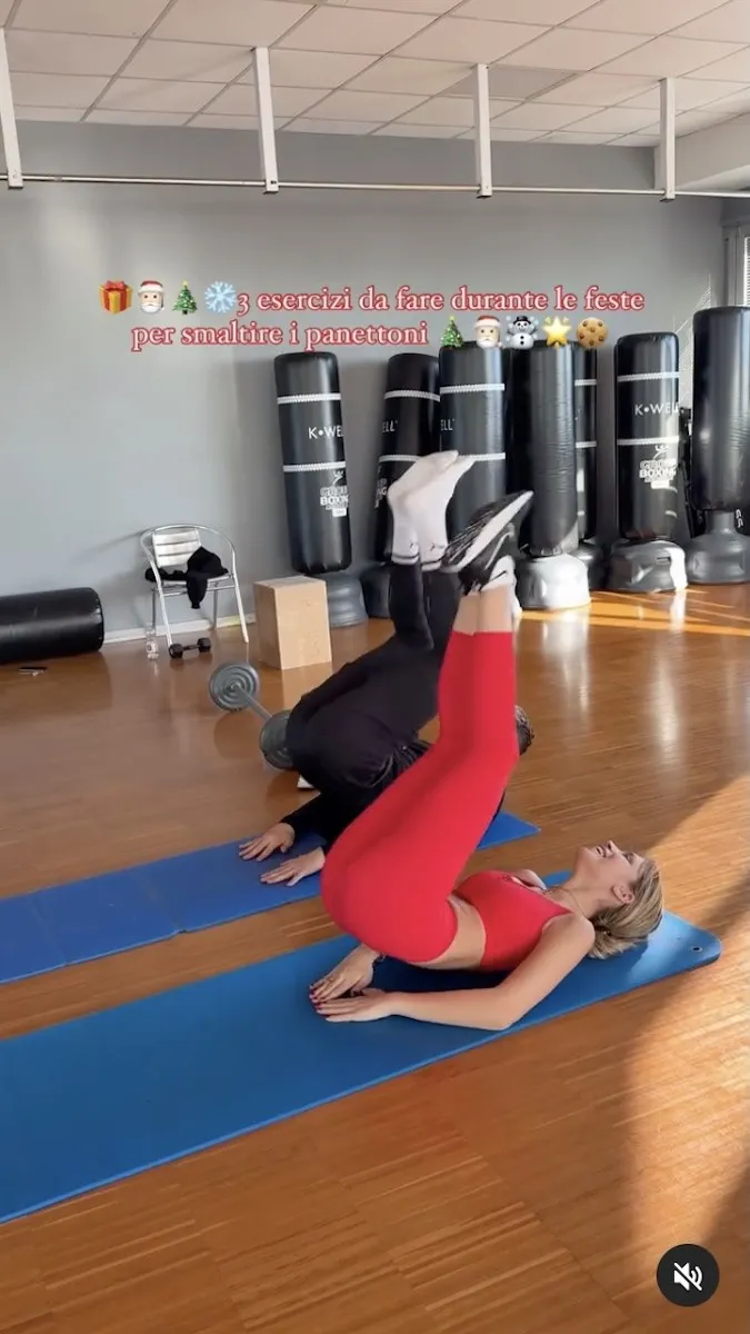 Alice De Bortoli doing ab exercises