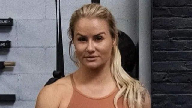 Dani Elle Speegle in Two-Piece Workout Gear is "Just a Girl and Her Barbell"