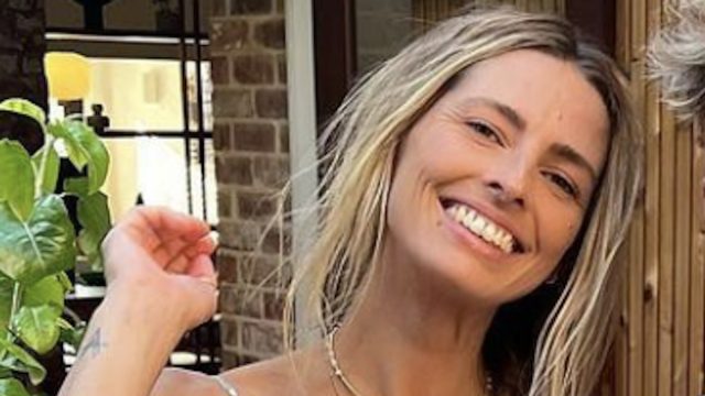 Amanda Bisk in Two-Piece Workout Gear Does "Live Yoga"