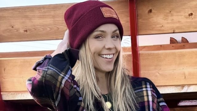 Laura Vandervoort "Looks Bright as Ever" in Beachside Images