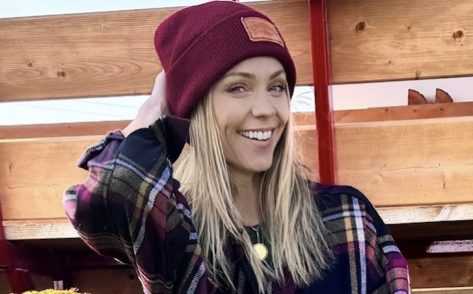 Laura Vandervoort "Looks Bright as Ever" in Beachside Images