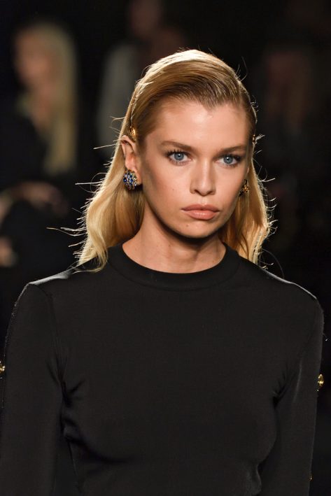 Victoria’s Secret Model Stella Maxwell Flashes Abs In Workout Gear